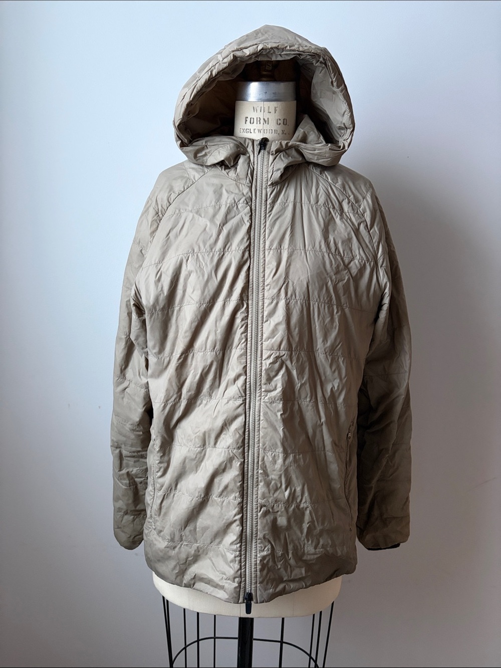 Men's Mission Workshop Onyx Hooded Puffer Jacket in Sand